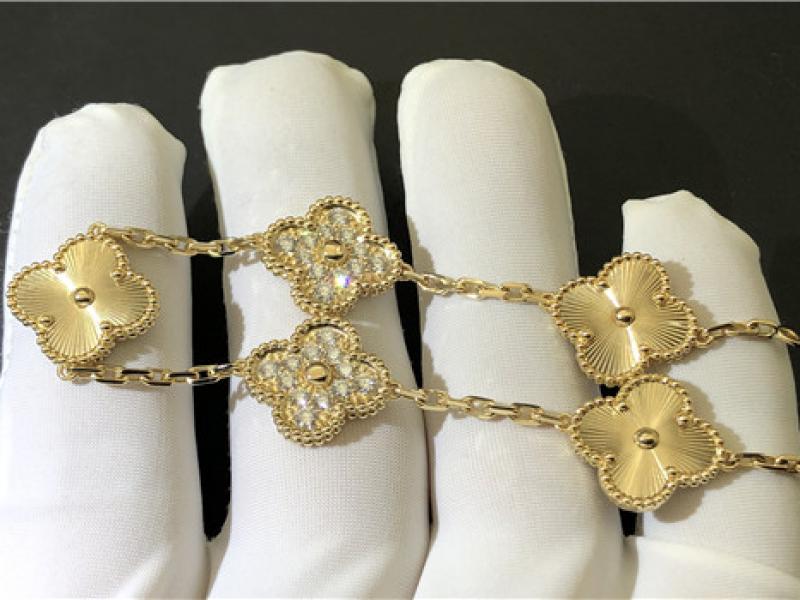 Custom Vintage Alhambra bracelet with 5 lucky four leaf patterns