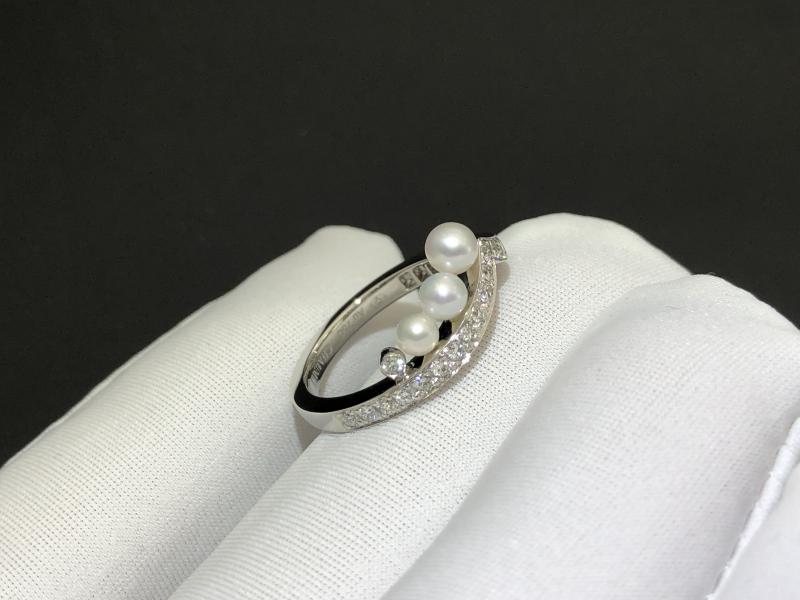 Ring Platinum, pearls, diamonds